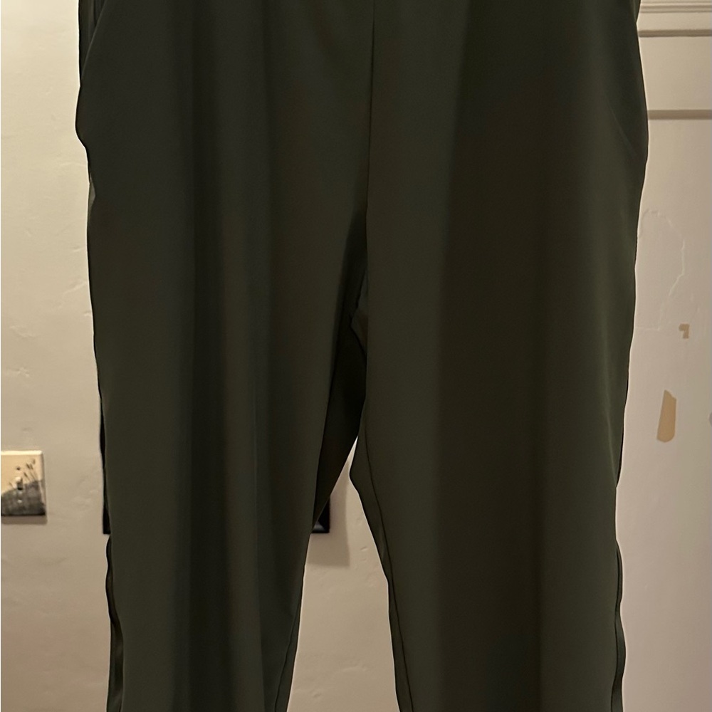ATHLETA Nolita Slim Tapered Crop Pant. Green. Excellent Cond. Last chance!